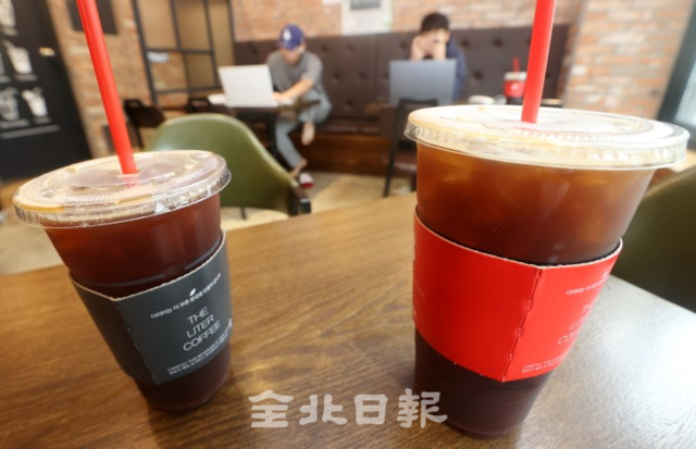 11일 전주시내의 한 카페가 일회용 컵에 담긴 음료를 주고 있다. /조현욱 기자