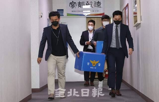 12일 전북경찰청 부동산투기사범 특별수사대가 '고창 백양지구 개발지' 투기 정황을 포착해 전북도청 A씨의 사무실을 압수수색 한 뒤 압수품을 옮기고 있다. 조현욱 기자