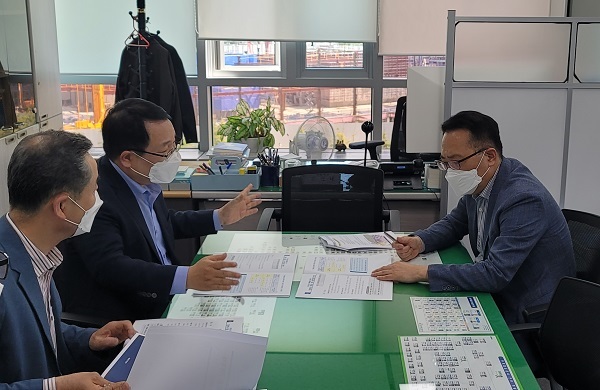 정헌율 익산시장이 12일 국토교통부 김선태 철도국장(오른쪽)을 방문해 국가식품클러스 산업철도의 제4차 국가철도망 구축계획 반영을 간절히 요청하고 있다.