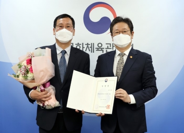 12일 신임 오응환 태권도진흥재단 이사장이 황희 문화체육관광부 장관으로부터 임명장을 받은 뒤 기념촬영을 하고 있다.