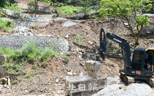 전주 승암마을 지난 11일 오전 폭우로 토사가 흘러내려 마을주민들이 불안해 하고 있다. /오세림 기자
