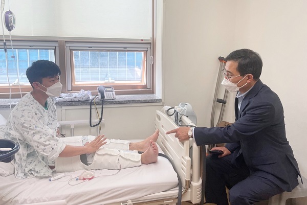 14일 박상식 군산해경서장이 지난 9일 긴급 출동 중 부상을 당한 황병훈 경장을 병문안해 위로의 뜻을 전하고 있다.