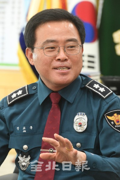 전북경찰청 진교훈 청장이 부임 후 전북경찰의 성과와 자치경찰제 진행상황 등에 대해 이야기 하고 있다. /오세림 기자