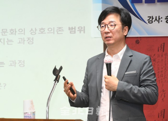 전북일보 리더스아카데미 1학기 8강이 13일 전북일보사 우석대 공자아카데미 중국문화관 화하관에서 열려 성균관대학교 송병건 교수가 특강을 하고 있다. /오세림 기자