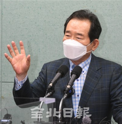 정세균 전 국무총리가 16일 도의회 브리핑룸에서 기자회견을 열고 3박 4일간의 전북지역 민생탐방을 마치며 소회를 밝히고 있다. /오세림 기자