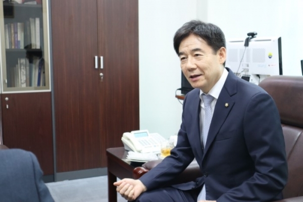 무소속 이용호 의원이 지난 14일 국회의원회관 518호에서 자신의 복당 명분에 대한 입장을 밝히고 있다.