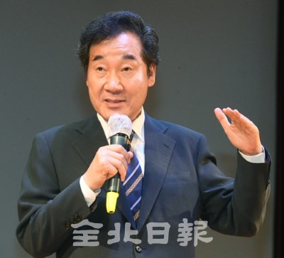 이낙연 전 더불어민주당 대표는 15일 우석대 문화관에서 열린 지지모임인 '연두레 전북지회'출범식에 참석해 기조강연을 하고 있다. /오세림 기자