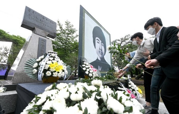 제41주년 5.18 민주항쟁 전북기념행사가 '오월, 시대와 눈 맞추다, 세대와 발 맞추다'를 주제로 17일 전북대 이세종 열사 추모비 앞에서 열려 학생들이 추모비에 헌화하고 있다. /오세림 기자