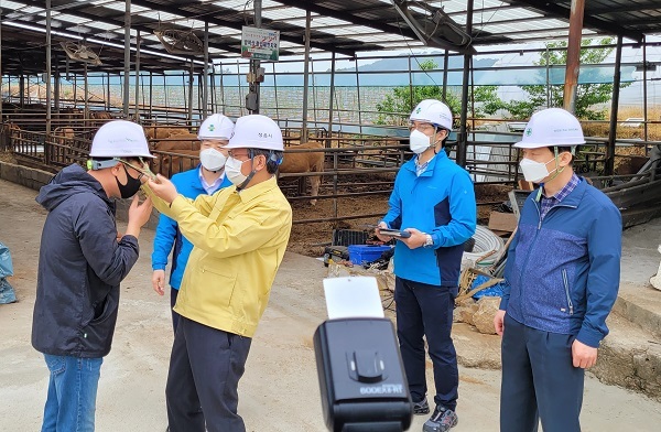 유진섭 정읍시장과 고광재 안전보건공단 전북지역본부장 등이 지난 18일 유일농장을 방문, 농장주에게 안전모를 전달하고 있다.