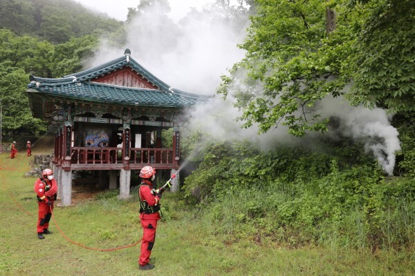18일 완주군 용진읍 봉서사에서 실시된 민관 합동 산불진화훈련 /사진제공=익산산림항공관리소