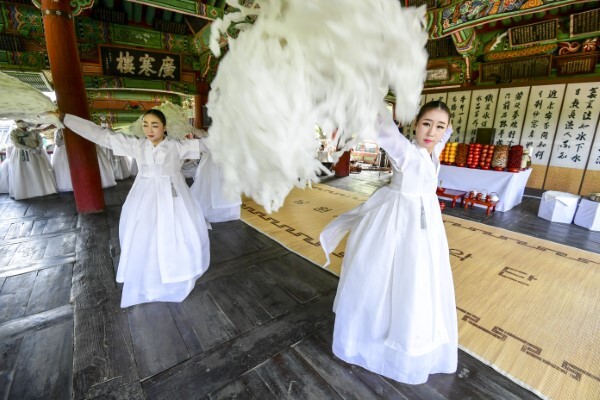 제91회 춘향제향이 19일 남원시 광한루원 누각에서 비대면·온라인으로 진행됐으나 지난해와 마찬가지로 올해에도 춘향영정 없이 제향이 치러져 후속 조치가 시급하다는 지적이 나왔다. /사진제공=남원시