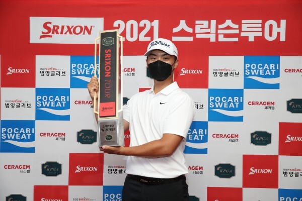 우승트로피를 들어보이고 있는 이현수 선수. /사진=연합뉴스