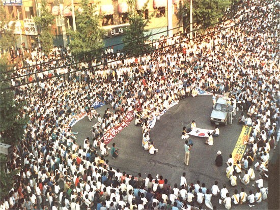 87년 6월 항쟁 중 충경로 사거리 집회. 민주노조 설립하자는 플래카드가 우측에 보인다.