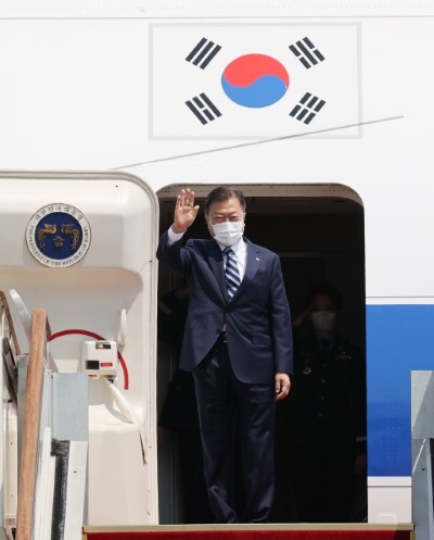 한미 정상회담 참석차 출국하는 문재인 대통령이 19일 오후 서울공항에서 공군 1호기에 올라 환송 인사들에게 손을 흔들고 있다. /사진=연합뉴스