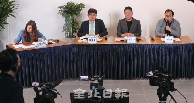 18일 전주시사회혁신센터에서 전주시, 민간기업, 시민단체 관계자들이 ESG관점에서 민관협력 활성화 방안을 주제로 종합토론을 하고 있다. /조현욱 기자