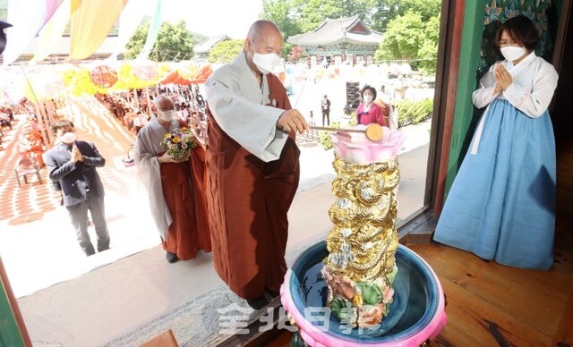 불기 2565년 부처님 오신 날 봉축 법요식이 열린 19일 김제 금산사에서 승려와 불자들이 관불의식을 하고 있다. /조현욱 기자