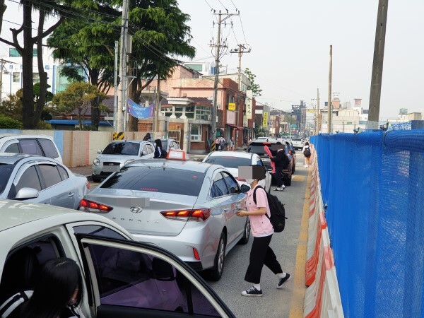 공사 펜스가 설치된 익산 이일여자중고등학교 정문 앞 등하굣길 모습.