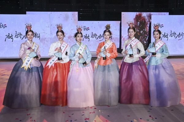 왼쪽부터 미스춘향 정 이한나, 숙 윤진주, 현 김은지, 진 김민설, 선 김민지, 미 이사라 양.