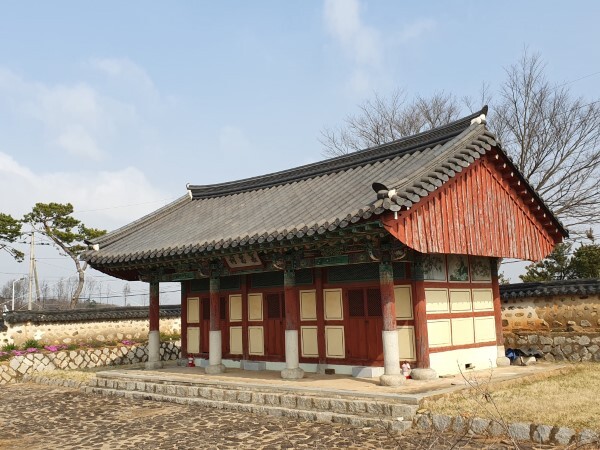 의병장 채홍국 문중 후손들이 그를 기리기 위해 지은 사당인 모충사