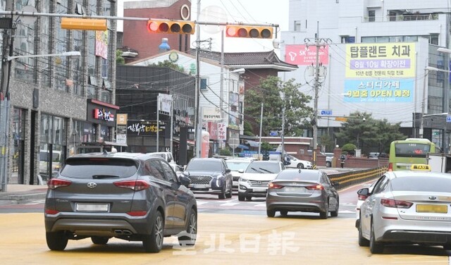 전주시 반월동 어린이보호구역에서 4살 아동이 차량에 치여 숨진지 1년이 지났지만 20일 여전히 불법유턴과 신호위반이 이어지고 있다. /오세림 기자