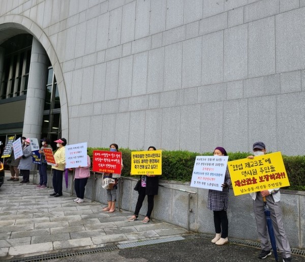병무청 재개발 정비예정구역 내 주민들이 20일 전주시의회 앞에서 정체된 재개발 사업 재개 촉구를 외치고 있다