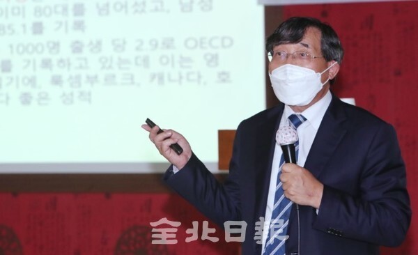 전북일보 리더스아카데미 제8기 9강의가 열린 지난 20일 전북일보사 공자아카데미 화하관에서 서홍관 국립암센터 원장이 '암 예방과 건강한 삶'을 주제로 강의하고 있다. /조현욱 기자