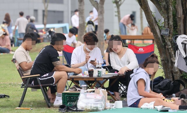 23일 전주 에코시티 세병공원 잔디 광장에서 시민들이 음식을 먹고 있다. /조현욱 기자