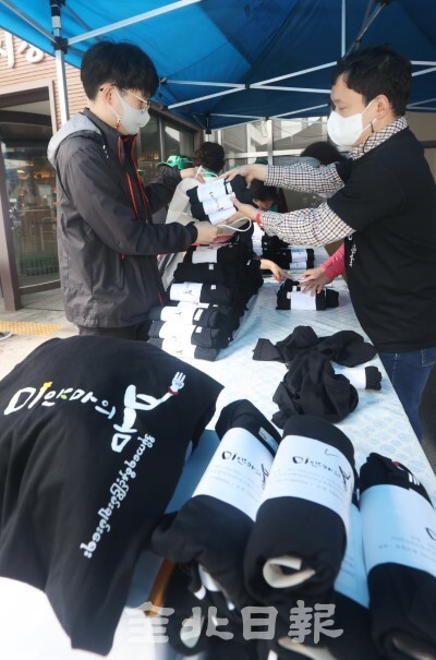 미얀마 민주주의를 위한 작은 바자회가 전주시청 앞에서 열린 21일 (사)아시아이주여성센터와 미얀마 민주화지지 전주연대, 전북이주여성상담소 관계자들이 미얀마 민주화 지지 티셔츠를 판매하고 있다. /조현욱 기자