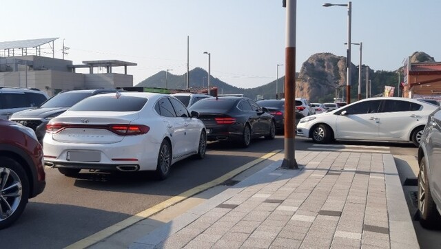 지난 22일 군산 선유도 주차장 내에 출차 전쟁이 벌이지고 있는 모습.