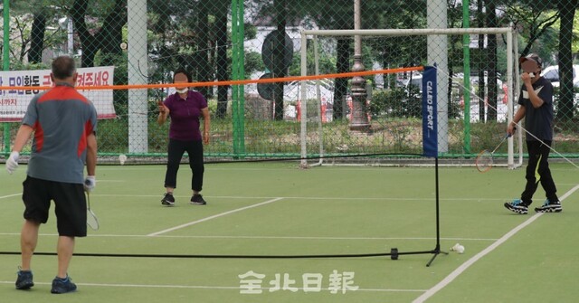 24일 전주시 서신동 서일공원에서 시민들이 마스크를 턱에 걸친 채 운동을 하고 있다. /조현욱 기자