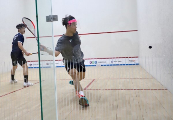 지난 23일 전주에서 열린 제15회 회장배 전국스쿼시 선수권대회 남자 일반부 결승전에서 전북체육회 소속 이승택 선수(앞)가 경기를 펼치고 있다.