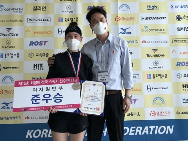 전주에서 열린 제15회 회장배 전국스쿼시 선수권대회 여자 일반부에서 준우승을 차지한 전북체육회 문혜연 선수(왼쪽)가 전북도스쿼시연맹 관계자와 기념촬영을 하고 있다.