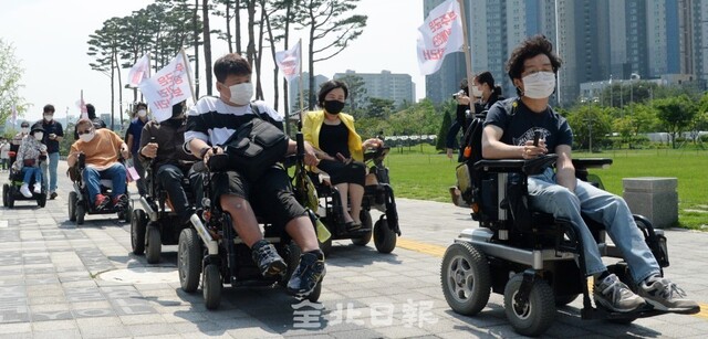 24일 전북도청 앞에서 전북시민사회단체가 무주하은의집에 대한 민관합동조사를 촉구하며 휠체어 행진을 나서고 있다. /조현욱 기자