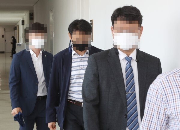 내부 정보를 이용해 부동산 투기를 했다가 파면된 전직 한국도로공사 전북지역본부 직원(왼쪽 두번째)이 11일 오전 구속 전 피의자 심문을 받기 위해 전주지방법원을 찾았다. /사진제공=전북 법조기자단