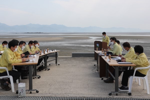 고창군청 공무원들이 24일 노을대교 시작점에서 현안회의를 열고 노을대교 사업 성공을 다짐하고 있다.