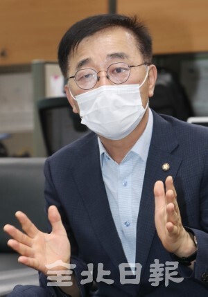 김윤덕 국회의원이 24일 도의회에서 대권주자인 이재명 경기도지사를 공개적으로 지지하고 있다. /조현욱 기자