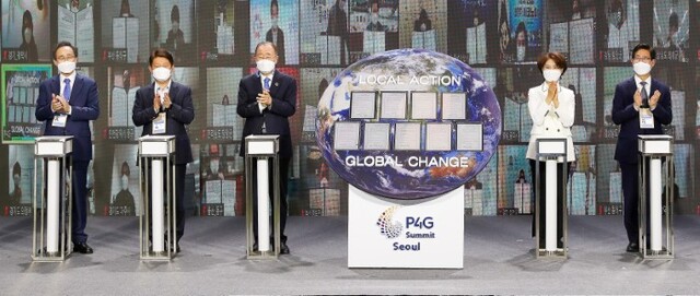 24일 서울 동대문디자인플라자에서 열린 '2021 P4G 서울 녹색미래 정상회의'에 일환으로 '글로벌 탄소중립을 위한 지방정부의 역할'을 주제로 열린 특별세션에 (좌측부터) 송하진 도지사, 권영진 대구시장, 반기문 글로벌 녹색성성장기구 의장, 한정애 환경부 장광, 양승조 충남지사가 2050 탄소중립 선언문 서명식 및 환경위기 극복 퍼포먼스를 하고 있다. /사진제공=전북도청