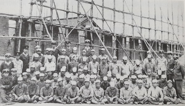 노송대에 자리 잡은 전주고등보통학교 교사 신축공사장 앞에서의 재학생들.