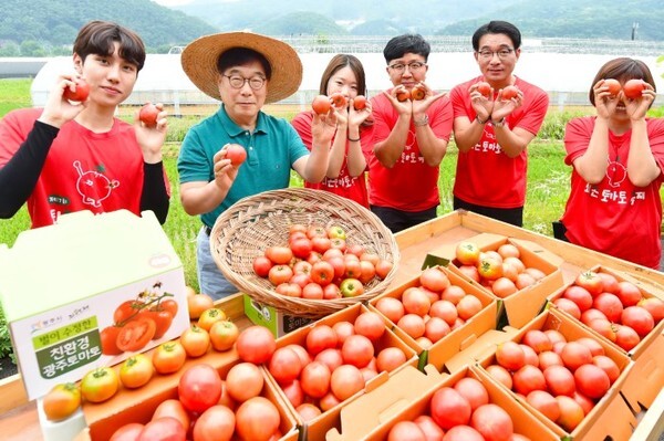 .토마토의 주산지 경기도 광주시를 대표하는 신동헌 광주시장과 시민들이 토마토를 들고 홍보에 나섰다.