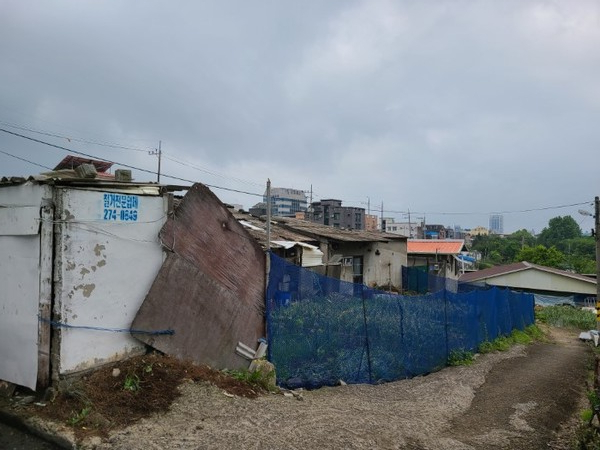 전주 도심 속 전북대학교 병원 밑 무허가 집단거주지 ‘인덕마을’. 주민들이 열악한 주거환경에서 생활하는 가운데 전주시가 최근 환경개선을 위한 해법모색에 나섰다.