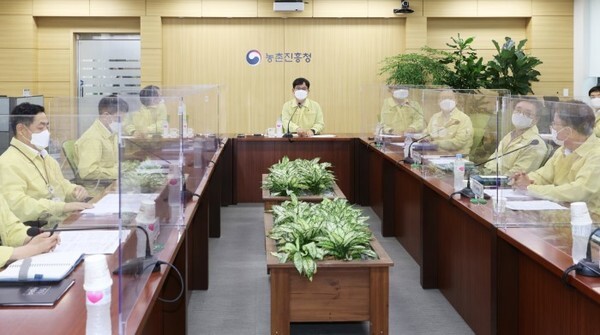 27일 농진청이 영농종합상황실에서 과수화상병 발생 증가에 따른 지역별 예찰·방제 추진상황을 점검하는 회의를 진행하고 있다. /사진제공=농진청