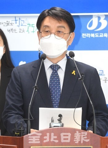 차상철 참교육희망포럼 대표가 27일 내년 전북교육감 선거 출마를 선언하고 있다. /오세림 기자