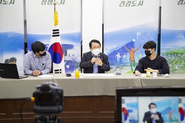 29일 ‘청년, 익산을 말하다’ 5번째 온라인 토크쇼에서 정헌율 익산시장이 청년들과 이야기를 나누고 있다.