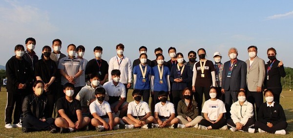 화랑기 양궁대회에 출전한 전북팀과 전북양궁협회 관계자들.