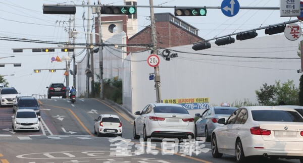 29일 전주시 권삼득로에서 일부 차들이 좌회전 차선에서 직진을 하고 있어 교통사고 날듯 위험한 상황을 보이고 있다. /조현욱 기자