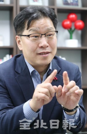 박용훈 전북사회복지공동모금회 사무처장이 본보와의 인터뷰에서 전북사회복지공동모금회가 운영 중인 기부 프로그램에 대해 말하고 있다. /조현욱 기자