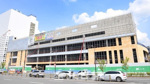 7월말 개점 예정이었던 이마트 전주에코시티점이 (주)이마트와 전주지역 슈퍼마켓협동조합들간 사업조정으로 30일 공사가 한창 진행중이지만 개점이 연기될 전망이다. /오세림 기자