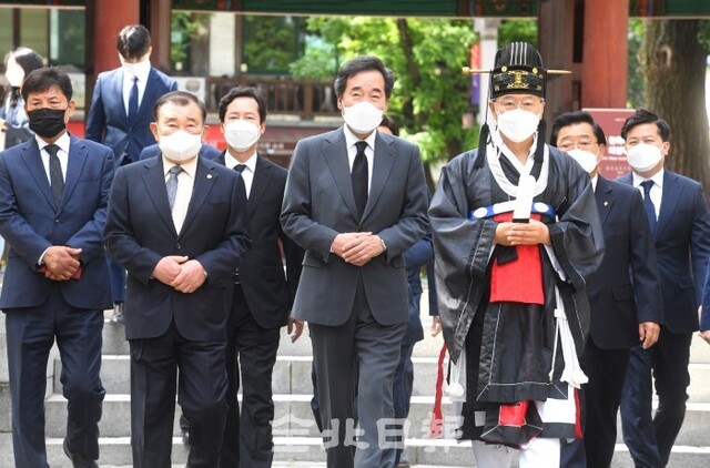 28일 이낙연 전 더불어민주당 대표가 전주한옥마을을 찾아 경기전에서 전주이씨 종친 시조 이한공 사당과 태조 이성계 어진 참배를 위해 사당으로 이동하고 있다. /오세림 기자
