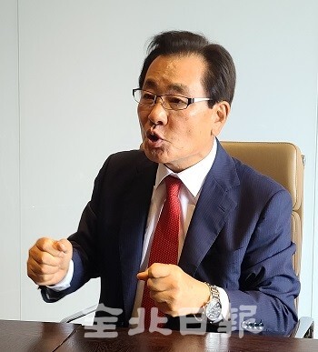 정균환 전 민주당 원내대표가 서울 용산에서 전북일보와 만남을 갖고, 전북정치사와 에피소드를 이야기하고 있다. 김윤정 기자