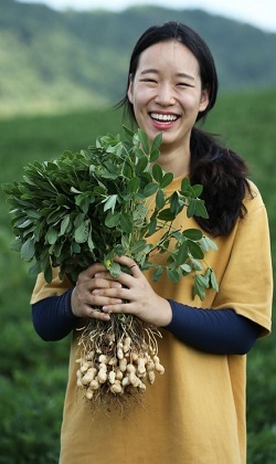 이누리 고창이엠푸드 실장이 수확한 땅콩을 들고 활짝 웃고 있다.